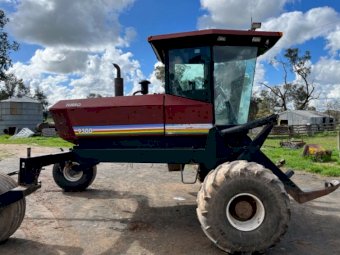 1996 MacDon 9300 Windrower with 25ft Front