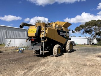 2005 CAT Lexion 580R Header