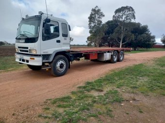 Isuzu FVY 1400 28ft Tray Truck