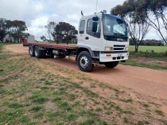 Isuzu FVY 1400 28ft Tray Truck