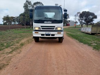 Isuzu FVY 1400 28ft Tray Truck