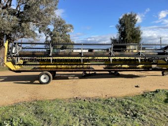 2004 New Holland / Honey Bee 30ft Windrower Front