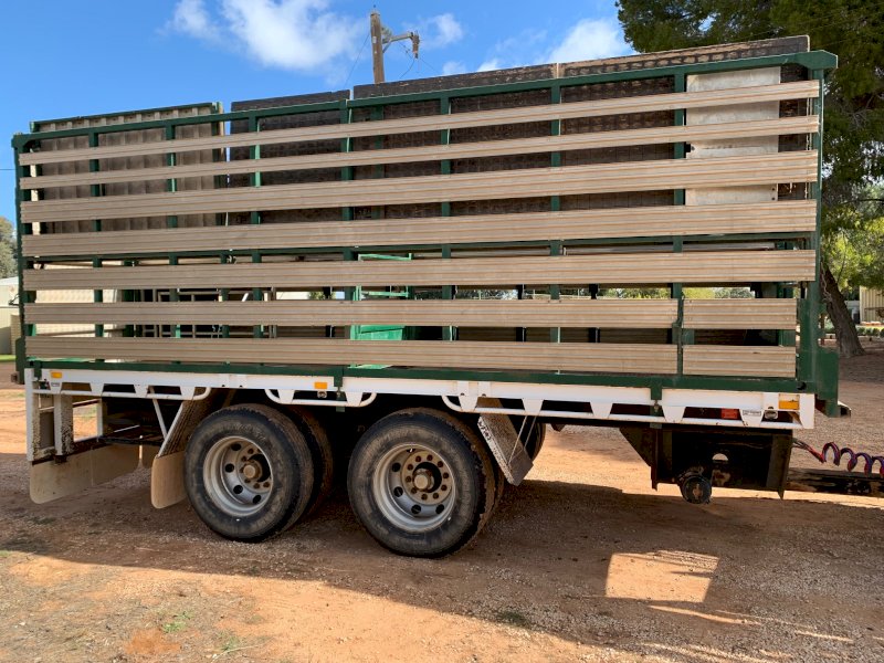 Under Auction - (A195) 2009 19 Foot Pig Trailer And Duncan Stock Crate 