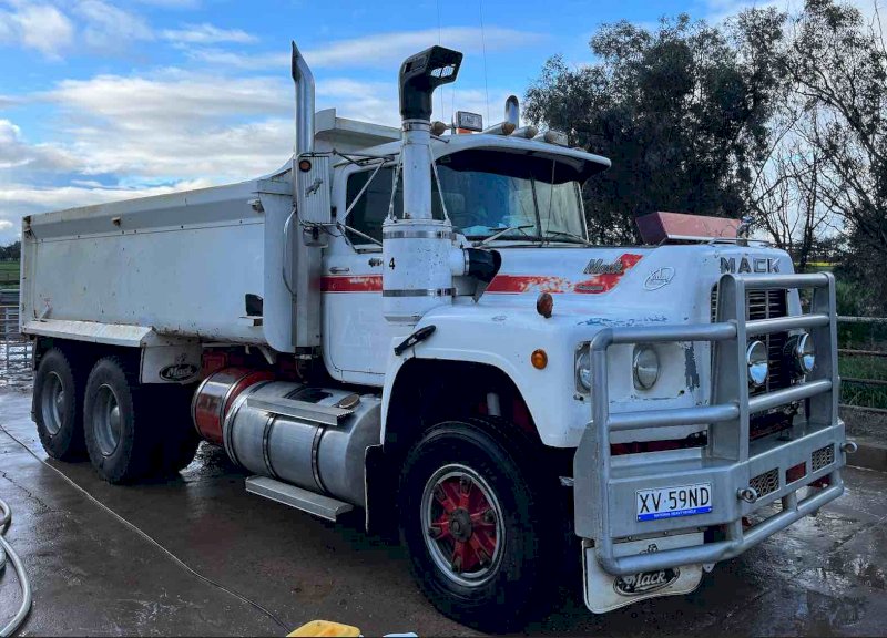 1998 Mack 688 Tipper and Dog