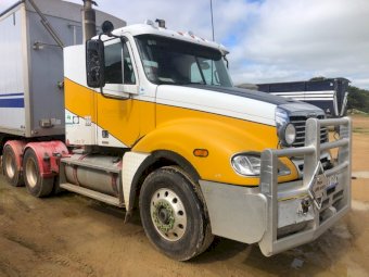 2009 Freightliner Columbia CL120 Prime Mover