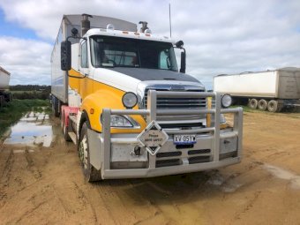2009 Freightliner Columbia CL120 Prime Mover