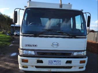 2001 Hino Medium Rigid Livestock Truck