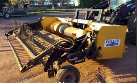 Under Auction - (A196) 	2000 Phillips 14 FT Pickup Front 