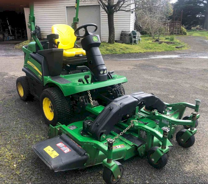 John Deere 1570  Mower with 72" V Flex Deck