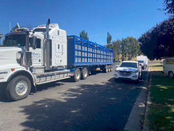 2006 Moses 40ft Trailer with Cattle Crate