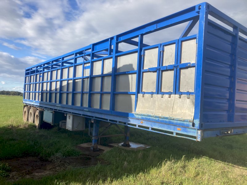 2006 Moses 40ft Trailer with Cattle Crate