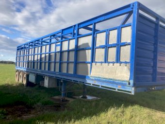 2006 Moses 40ft Trailer with Cattle Crate