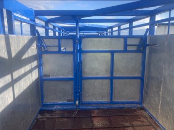 2006 Moses 40ft Trailer with Cattle Crate