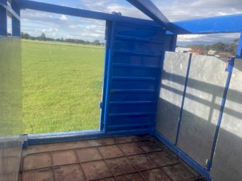 2006 Moses 40ft Trailer with Cattle Crate