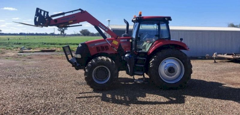 2015 Case IH Magnum 200 CVT Tractor with Vision 85 Loader