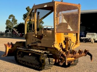Komatsu  D31A Dozer with stick rake and Tree push