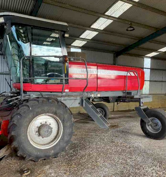 2010 9635 Massey Ferguson Windrower with Razor Bar Mower Front