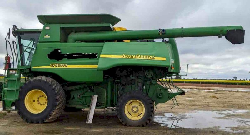 2001 John Deere 9750 STS Header