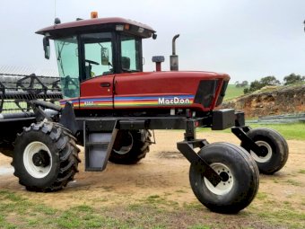 2004 MacDon 9352i Windrower with 25FT 972 Front