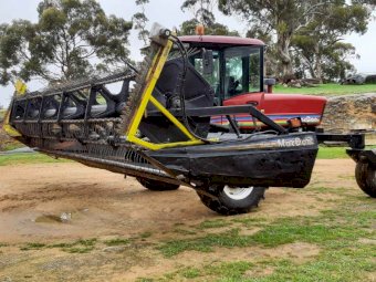 2004 MacDon 9352i Windrower with 25FT 972 Front