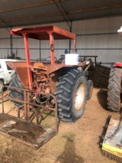 International A554 Tractor With Loader