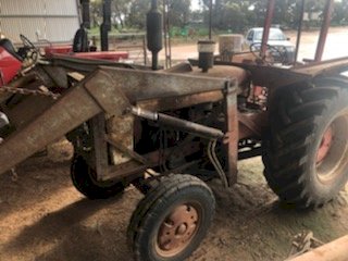 International A554 Tractor With Loader