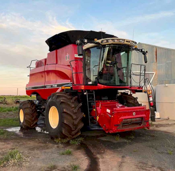 2017 Case 7140 4WD Rice Combine with 25' 65R Draper Front