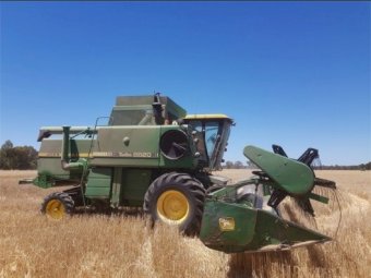 John Deere 8820 Header with 30ft Tin Front