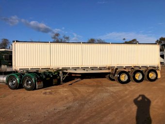 36' Lusty Convertable Tipping Skel Trailer