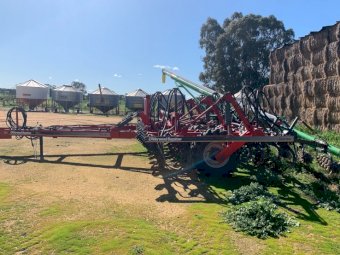 2005 Horwood Bagshaw Scaribar with Simplicity 3000L Air Cart