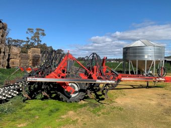 2005 Horwood Bagshaw Scaribar with Simplicity 3000L Air Cart