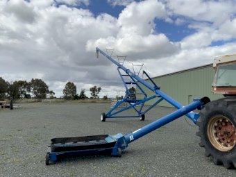 Brandt 1060 Swing Away Auger