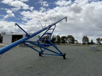 Brandt 1060 Swing Away Auger