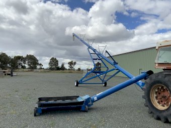 Brandt 1060 Swing Away Auger