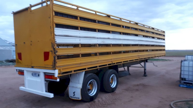 1976 Loadmaster Trailer with 40ft 2x1 Stockcrate