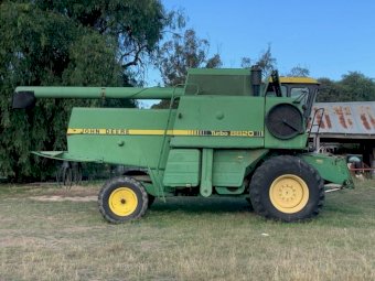 John Deere 8820 Turbo Header with 930F Front on Trailer