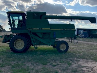 John Deere 8820 Turbo Header with 930F Front on Trailer