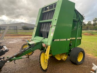 John Deere 435 Round Baler