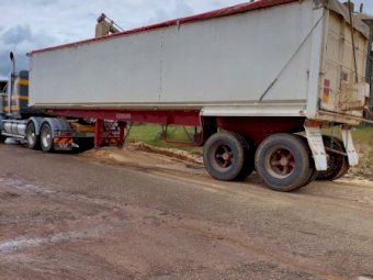 1998 Hamelex White 34' x 6' Stable Point Chassis Tipper