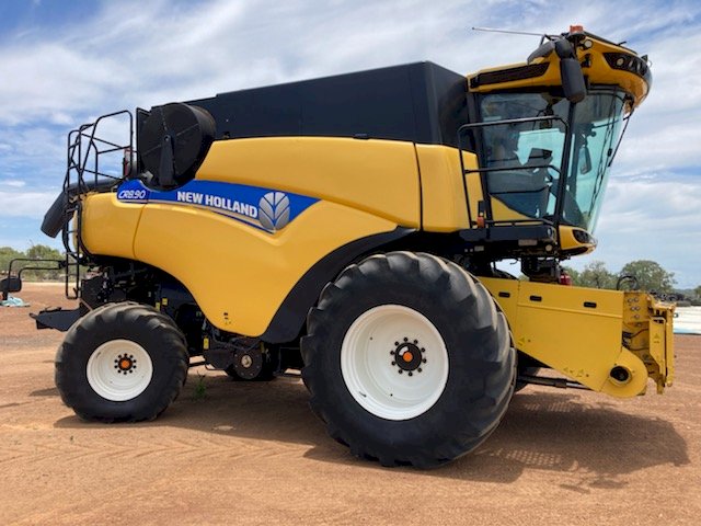 2016 New Holland CR8.90 Header with Macdon 40Ft Front and Midwest Trailer