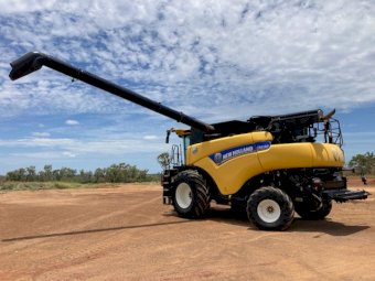 2016 New Holland CR8.90 Header with Macdon 40Ft Front and Midwest Trailer