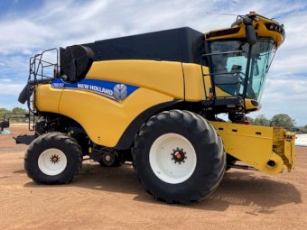 2016 New Holland CR8.90 Header with Macdon 40Ft Front and Midwest Trailer