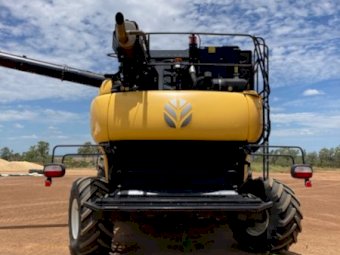 2016 New Holland CR8.90 Header with Macdon 40Ft Front and Midwest Trailer
