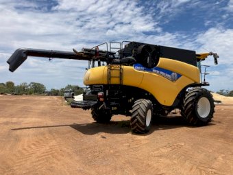 2016 New Holland CR8.90 Header with Macdon 40Ft Front and Midwest Trailer