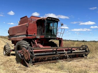 Case IH 1688 Header with Tracks and 2 Fronts