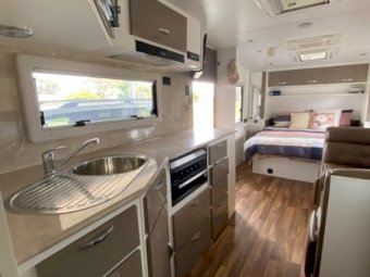 2015 Hilltop Saddleback Caravan