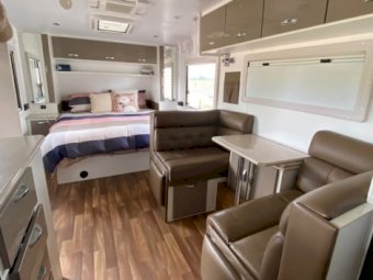 2015 Hilltop Saddleback Caravan