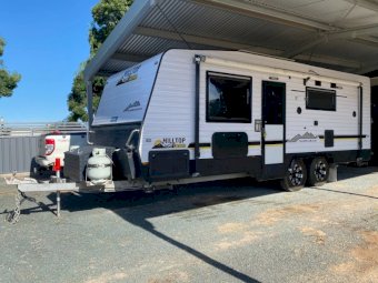 2015 Hilltop Saddleback Caravan