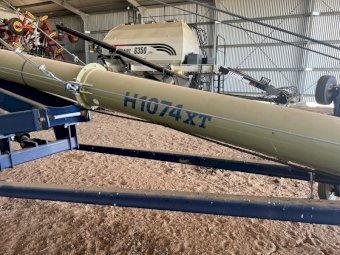 Harvest International H1074XT Swingaway Auger