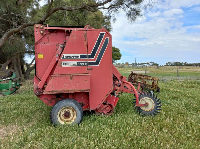 John Shearer/Gehl 1465 Round Baler